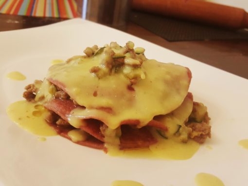 Lasagne alla barbabietola, ragu bianco e besciamella vegetale alla curcuma