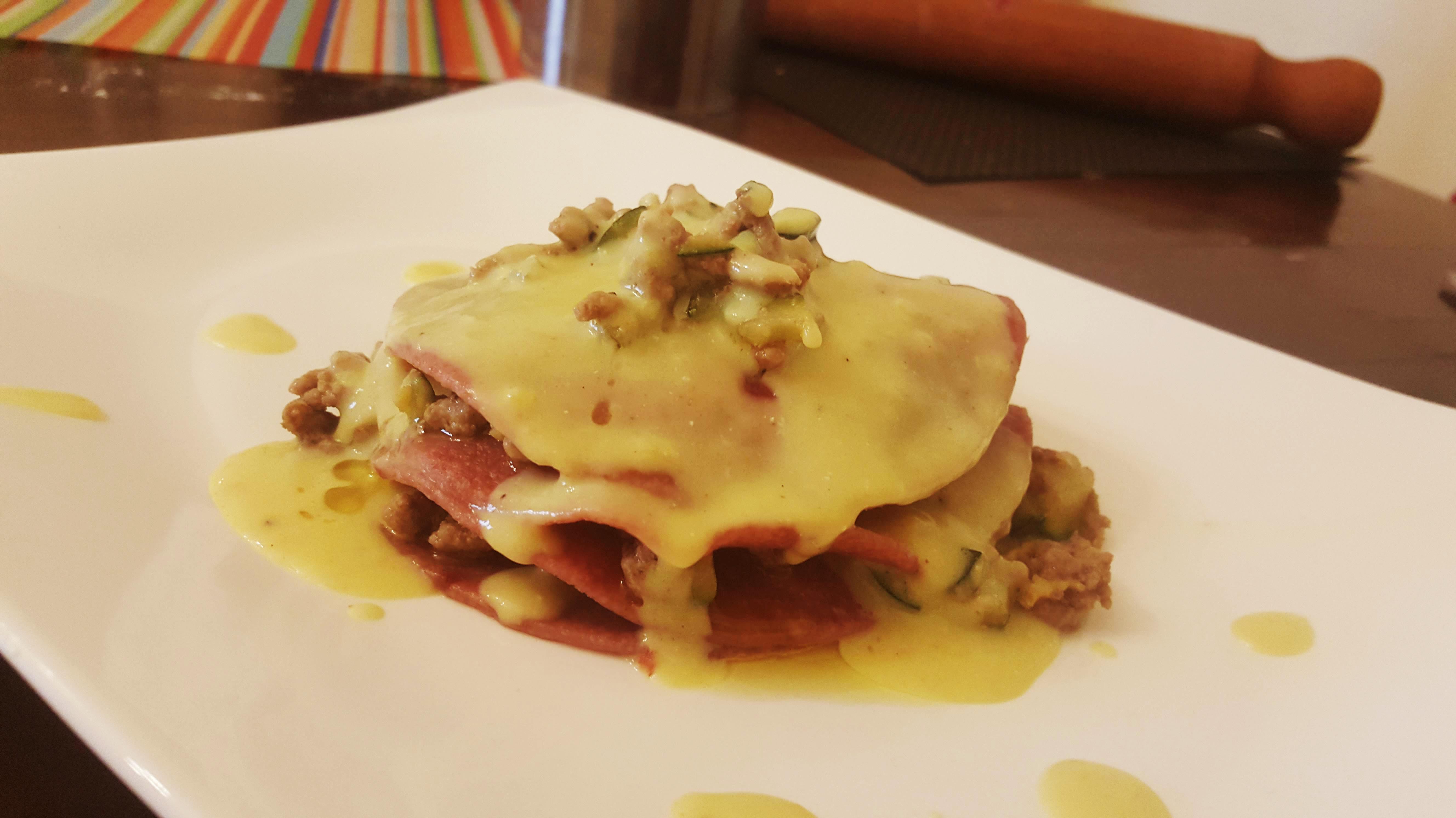 Lasagne alla barbabietola, ragu bianco e besciamella vegetale alla curcuma