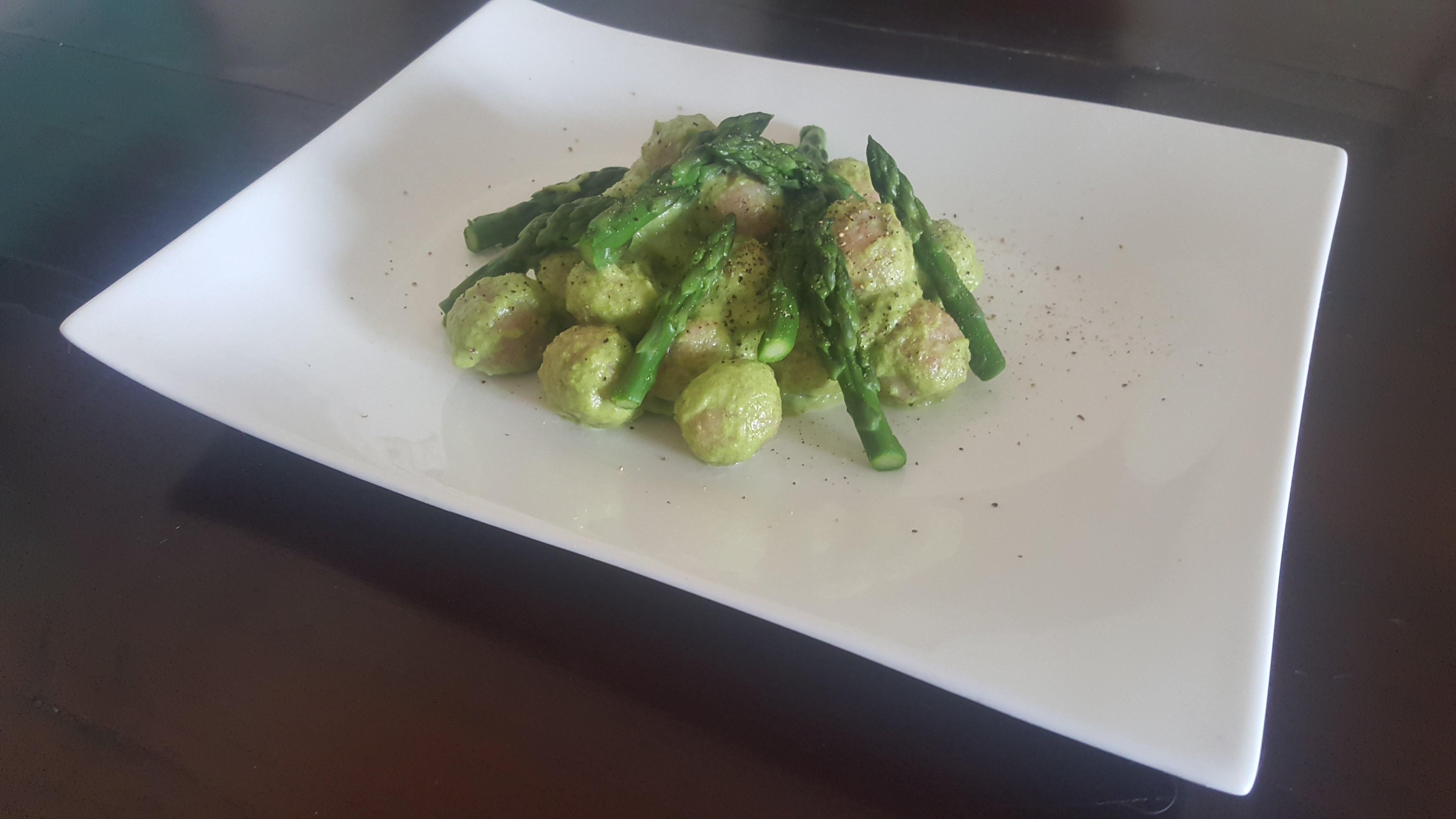 Sfere integrali di patate con asparagi
