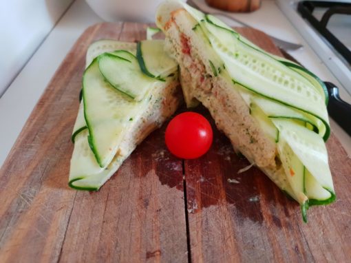 Sandwich di cetrioli con tonno e zucchine