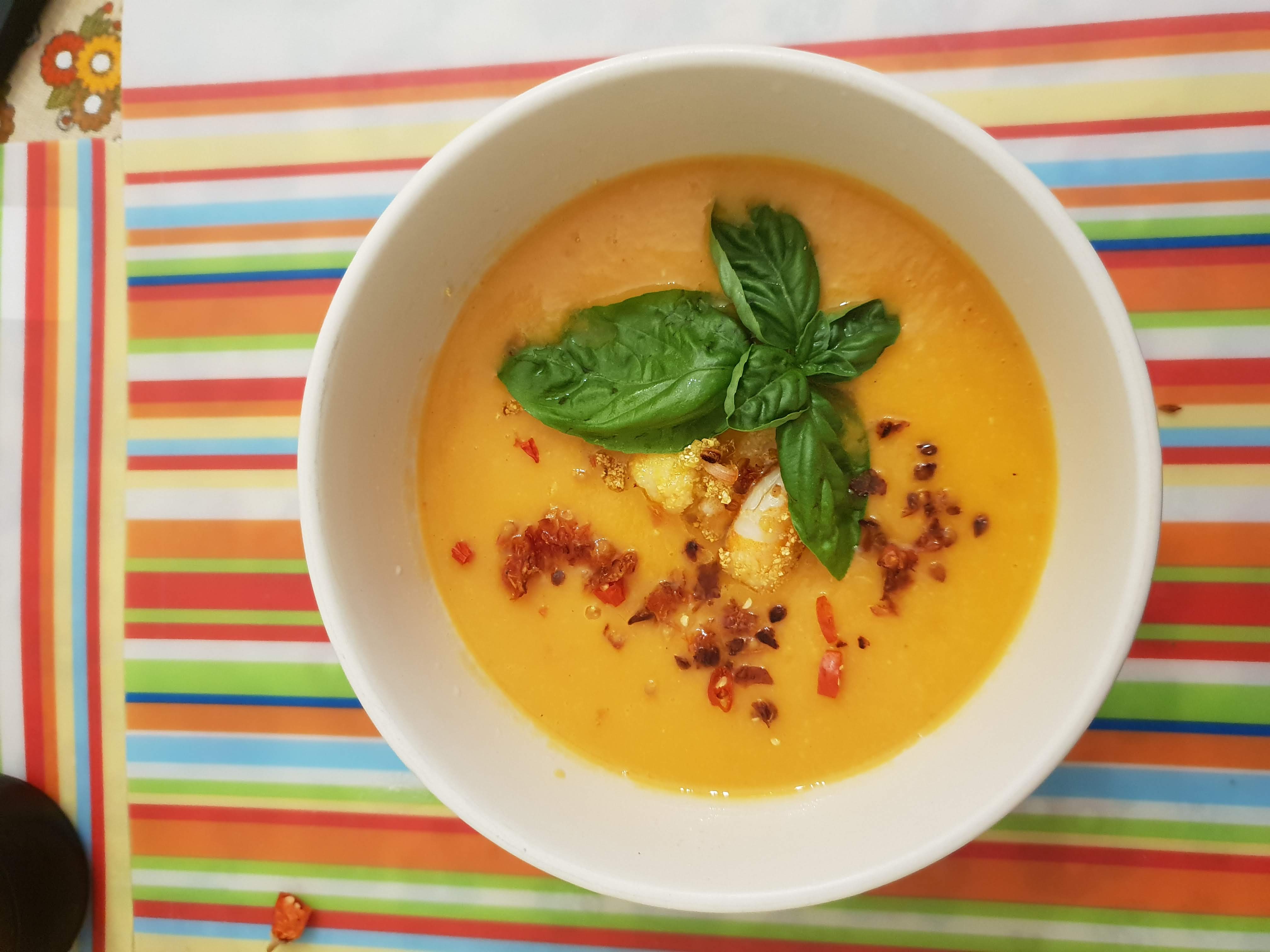 Vellutata di zucca gialla, con gamberi e semi