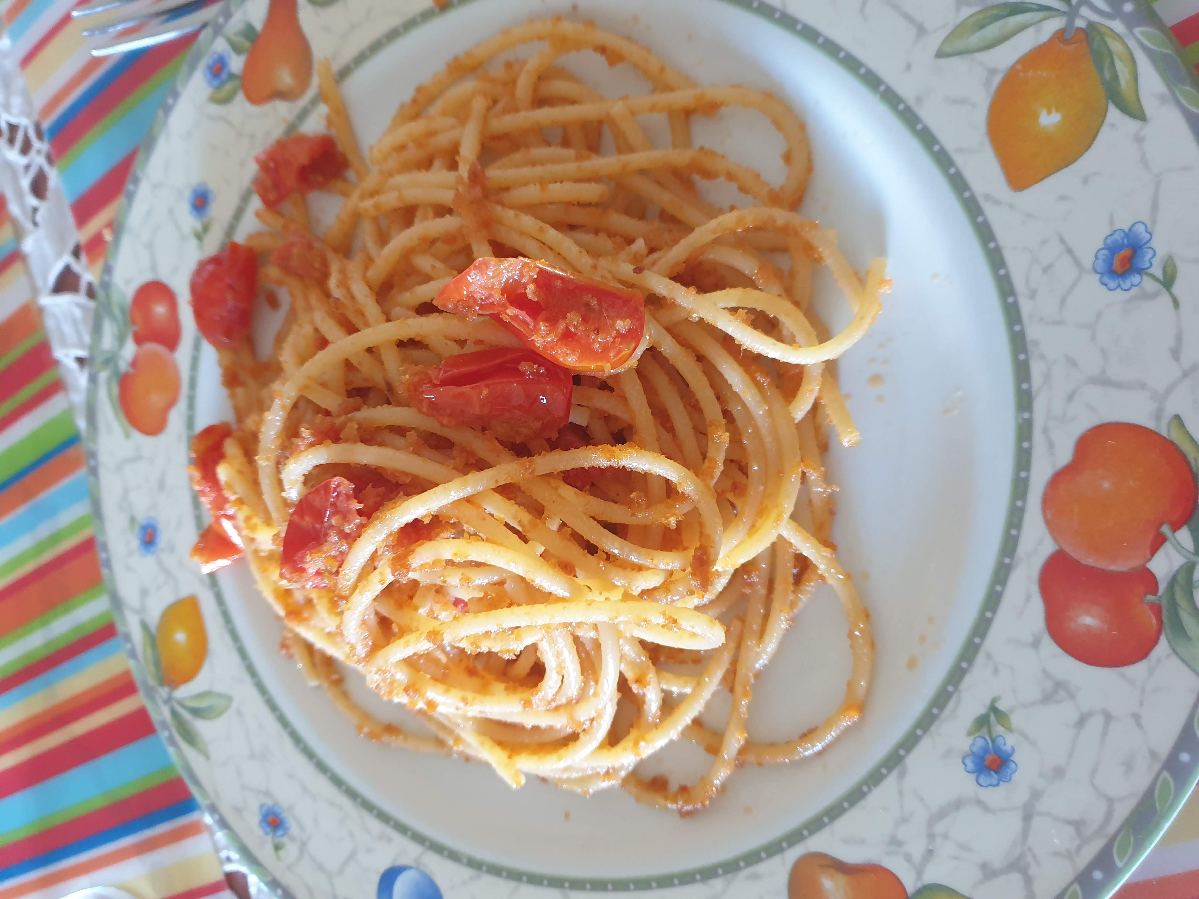 Spaghetti pomodorini, acciughe e pangrattato