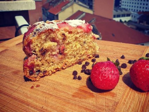 Torta integrale con fragole e gocce di cioccolata