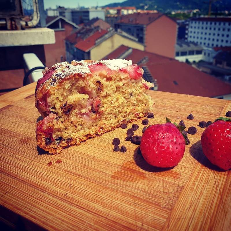 Torta integrale con fragole e gocce di cioccolata