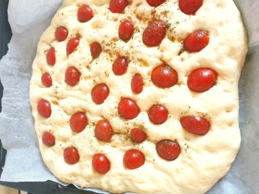 Focaccia pugliese, la ricetta perfetta per ricreare quel profumo dei forni del sud!