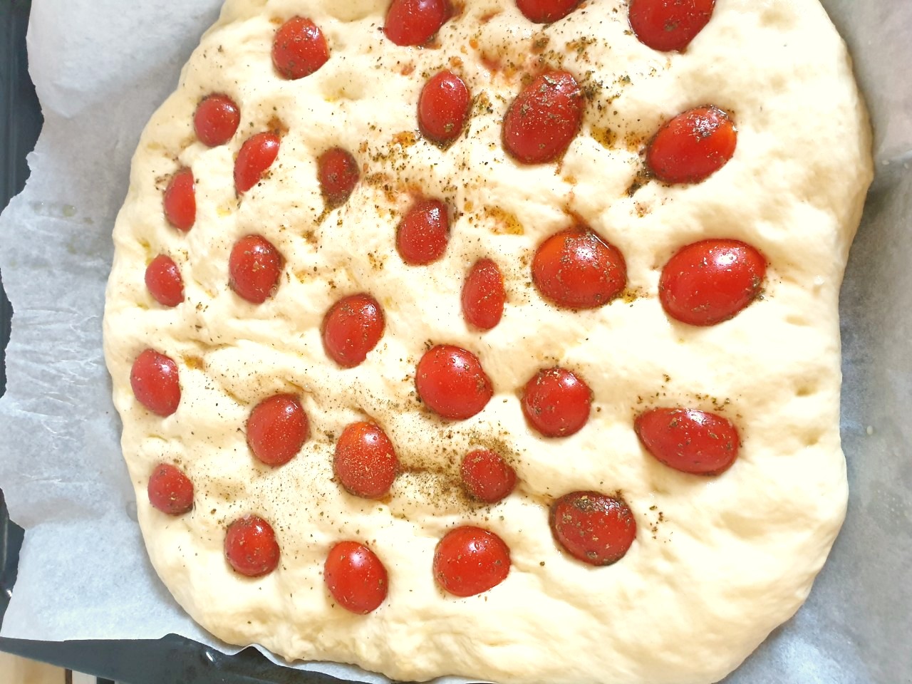 Focaccia pugliese, la ricetta perfetta per ricreare quel profumo dei forni del sud!