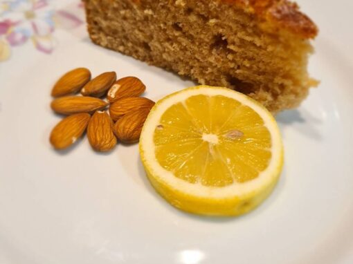 Torta integrale al limone con mandorle tritate