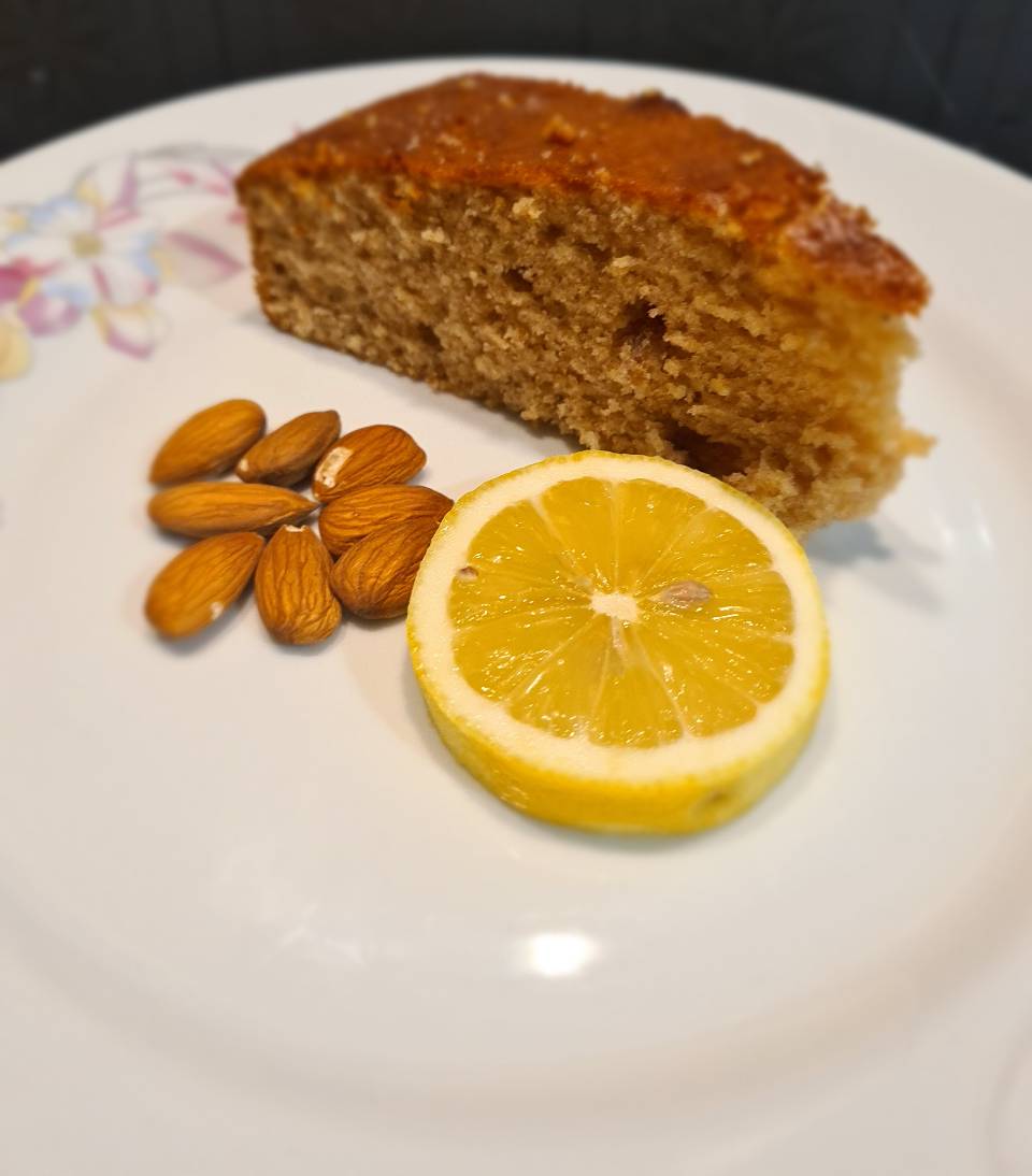 Torta integrale al limone con mandorle tritate